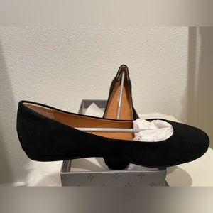 Like new black flats. Well kept! Not even worn 2 hours!